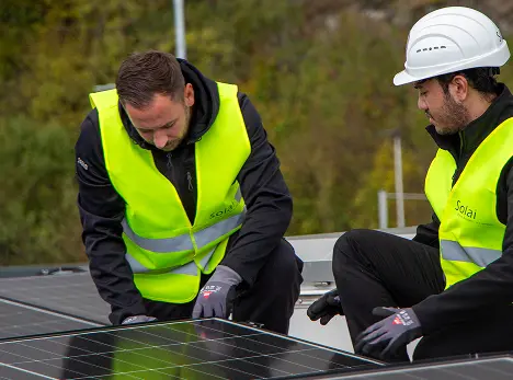 Installationsphase Kollegen montieren Solarmodule auf dem Dach