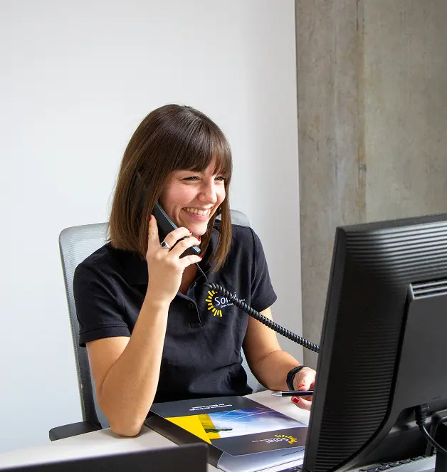 Kollegin bearbeitet Kontaktanfragen persönlich per Telefon