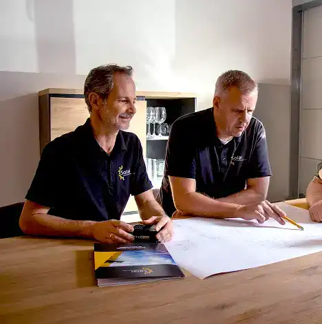 Kollegen planen Anlage